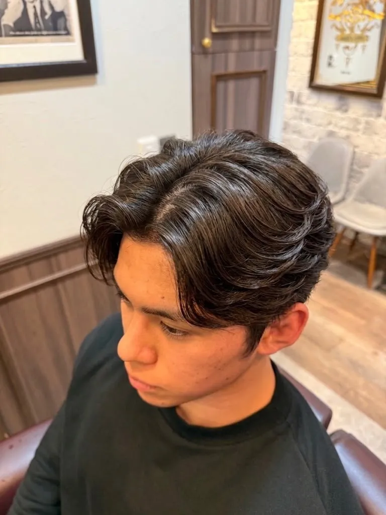 大人の色気漂うセンターパート×ニュアンスパーマ