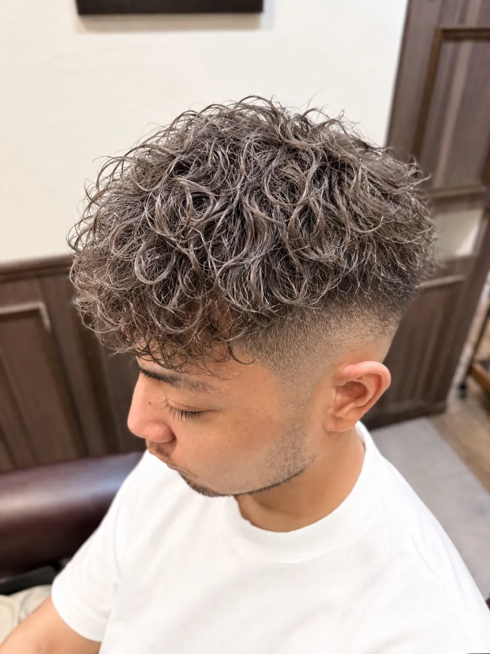 秋のおすすめヘアスタイル強めのカーリーパーマ×フェードスタイル